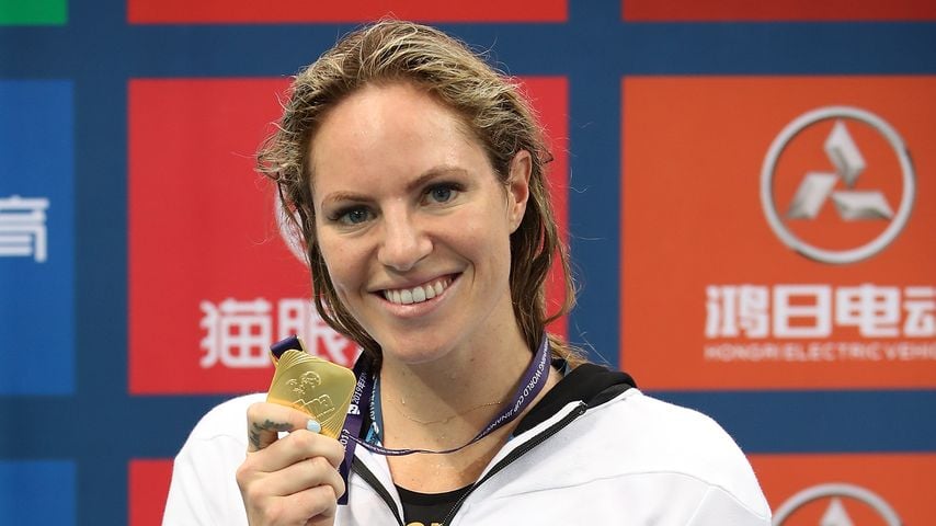 Emily Jane Seebohm feiert ihre Goldmedaille bei der FINA Swimming World Cup 2019 in Jinan