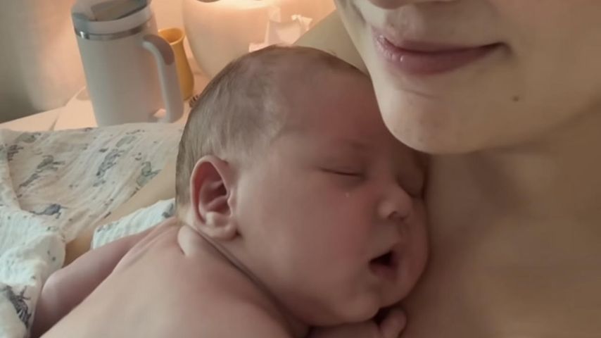 Emily Mariko und ihr neugeborener Sohn Theodore