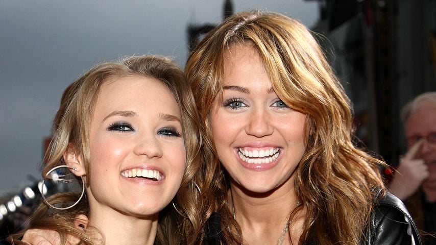 Emily Osment und Miley Cyrus im Jahr 2009