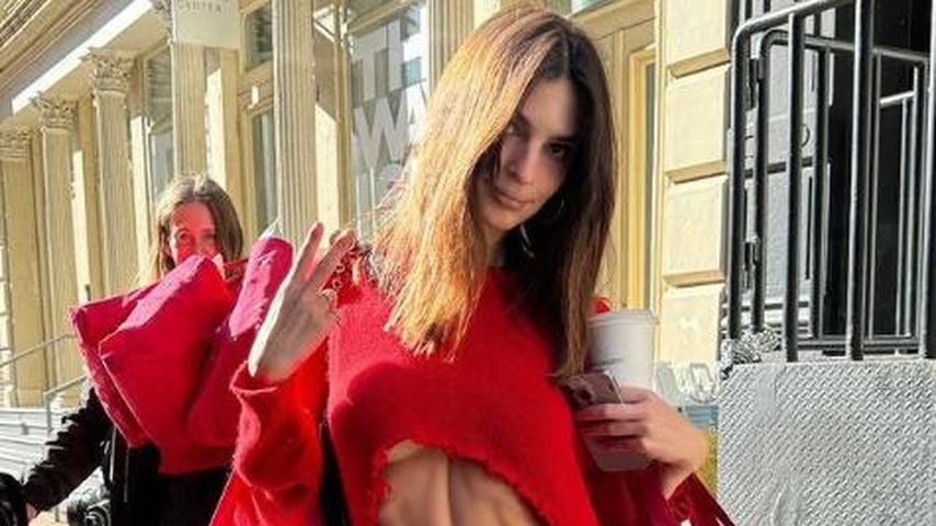 Cut-out-Top: Emily Ratajkowski zeigt stolz ihre Bauchmuskeln