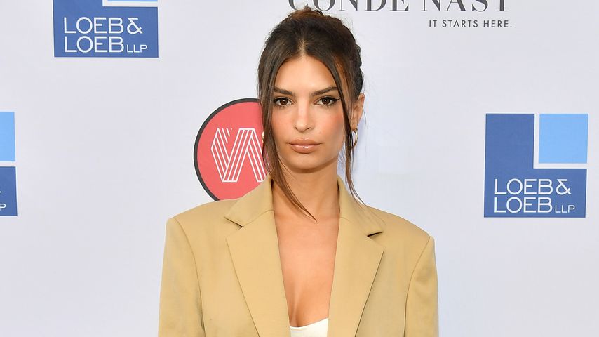 Nacktes Naschen: Emily Ratajkowski frühstückt in der Wanne!