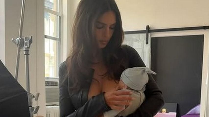 Provokant: Emily Ratajkowski posiert oben ohne mit Babypuppe