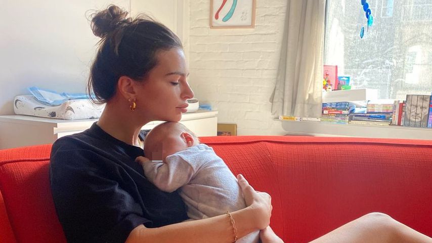 Hier knuddelt Neu-Mama Emily Ratajkowski Baby Sylvester