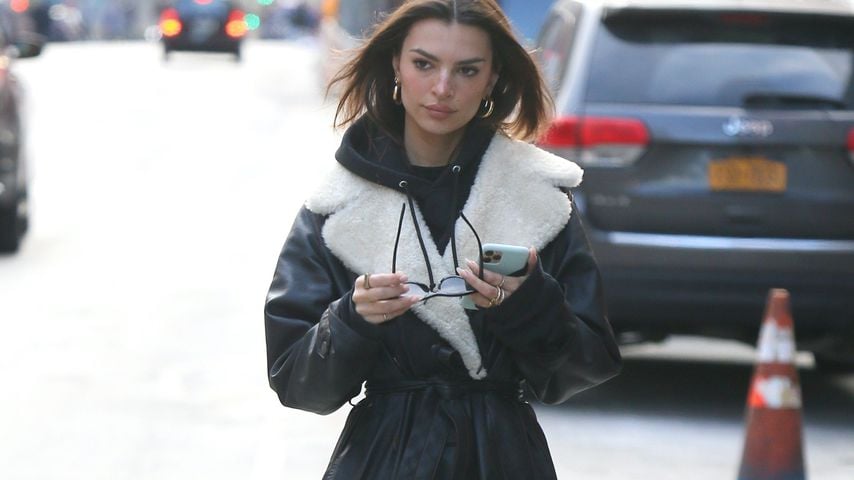 Sogar im Ledermantel hat Emily Ratajkowski eine XXS-Taille