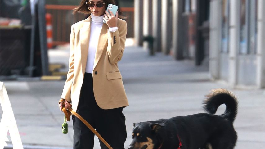 Emily Ratajkowski mit ihrem Hund