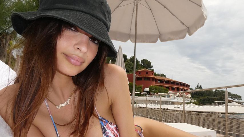 Emily Ratajkowski posiert im Bikini in Monaco