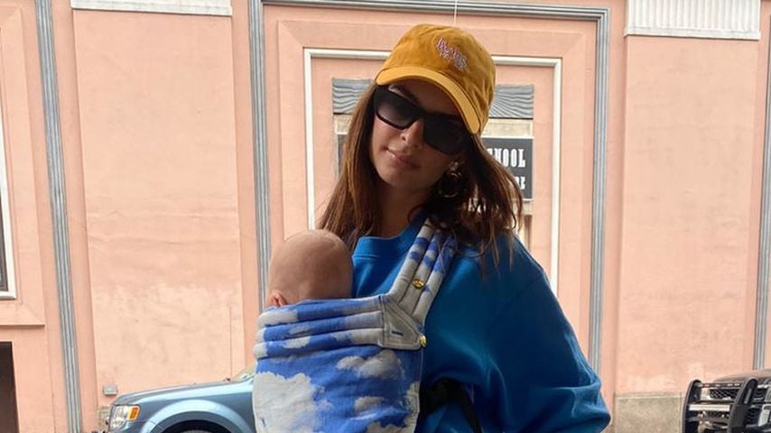 Cap und Brille: Ist Emily Ratajkowski die stylishste Mama?
