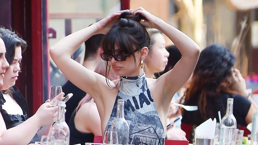 Emily Ratajkowski in einem New Yorker Café 2023
