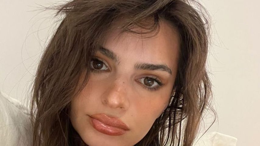 Etwa für Harry? Emily Ratajkowski fast oben ohne im Bett