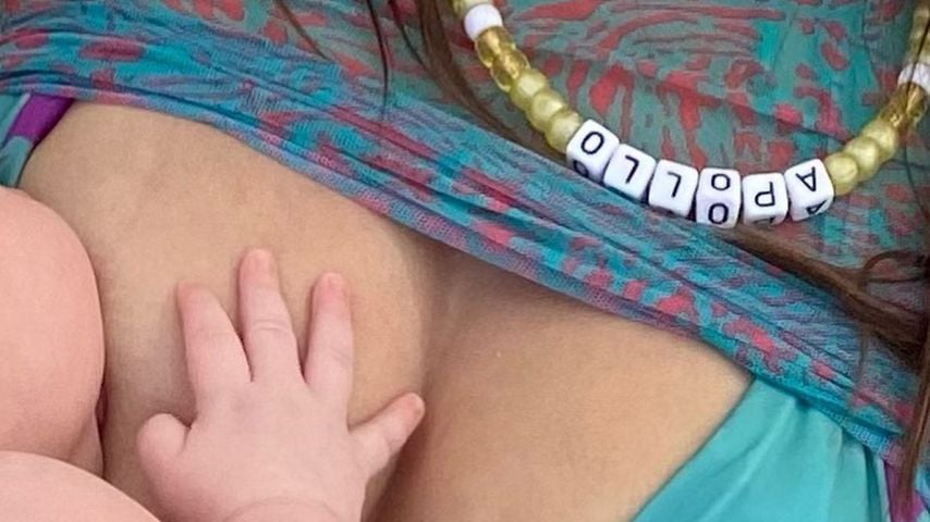 Model Emily Ratajkowski stillt ihr Baby