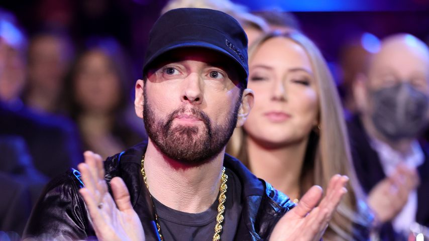 Eminem mit seiner Tochter Hailie im Hintergrund