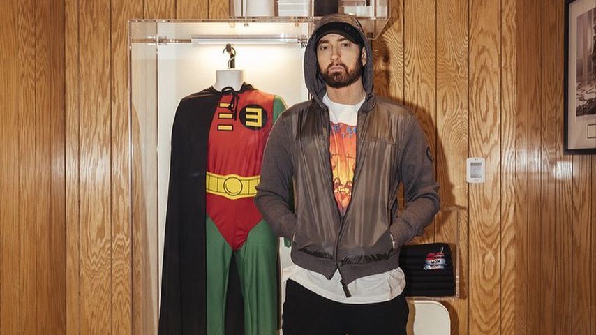 Eminem neben seinem Superhelden-Kostüm aus seinem Musikvideo "Without Me"