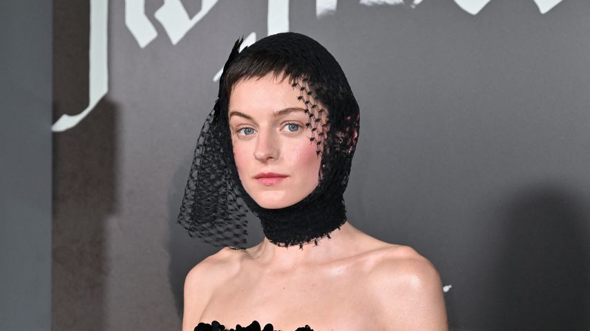 Emma Corrin im Dezember 2024