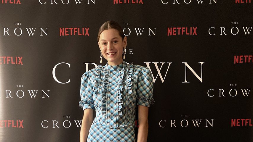 Emma Corrin zu Hause bei der "The Crown"-Premiere