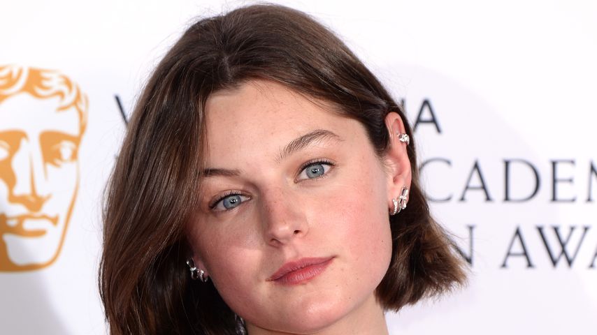 Emma Corrin posiert mit Achselhaaren für Magazin-Fotoreihe