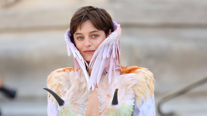 Emma Corrin bei der Schiaparelli Haute Couture Herbst/Winter 2026–2027 in Paris