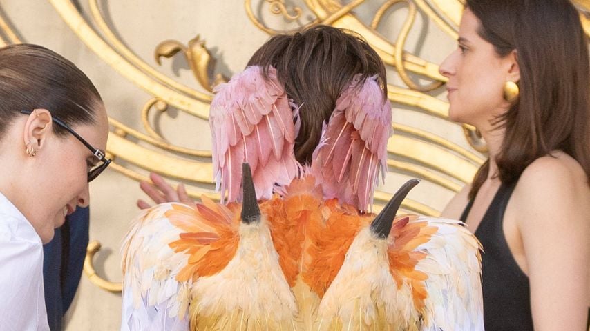 Emma Corrin bei der Schiaparelli Haute Couture Show während der Paris Fashion Week, 2026