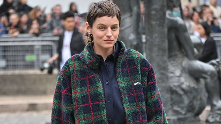 Emma Corrin bei der Miu Miu Show während der Paris Fashion Week, Paris, 6. Oktober 2025