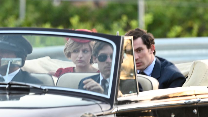 Emma Corrin und Josh O'Connor bei den Dreharbeiten zu "The Crown"