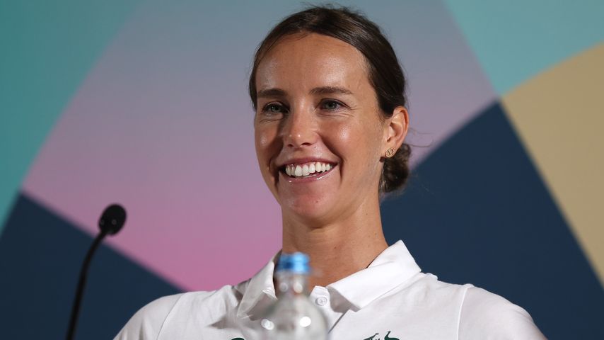Emma McKeon 2024 bei einer Pressekonferenz in Paris