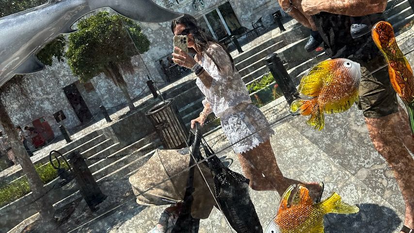 Emma McVey mit ihren Kids und ihrem Partner James im Urlaub