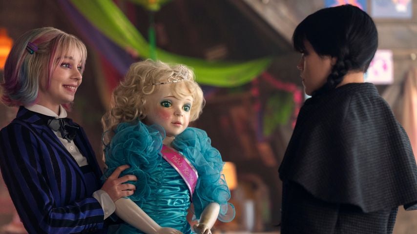 Emma Myers als Enid Sinclair und Jenna Ortega als Wednesday, "Wednesday" Staffel 2