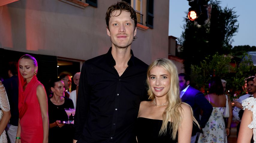 Emma Roberts und ihr Verlobter Cody John genießen Dinner