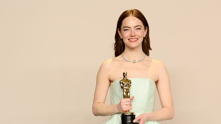 Emma Stone mit ihrem Oscar als Beste Hauptdarstellerin für "Poor Things" bei den 96. Academy Awards in Hollywood (2024)