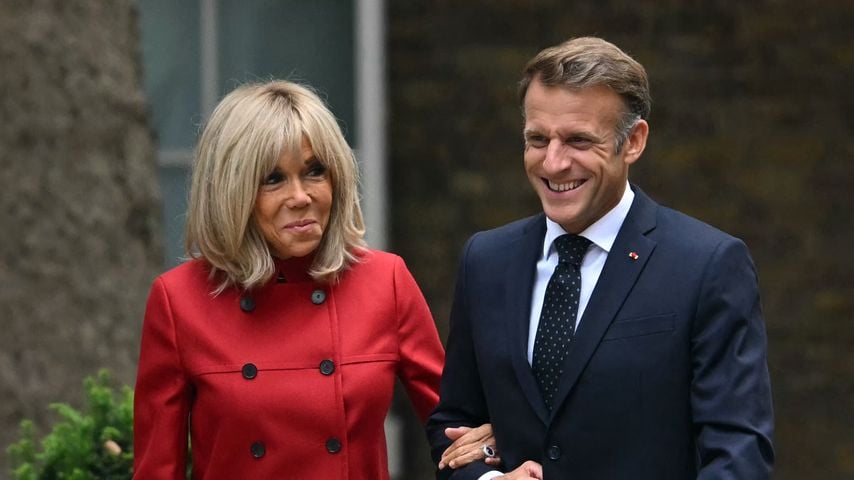 Roter Hosenanzug: Brigitte Macron zieht alle Blicke auf sich