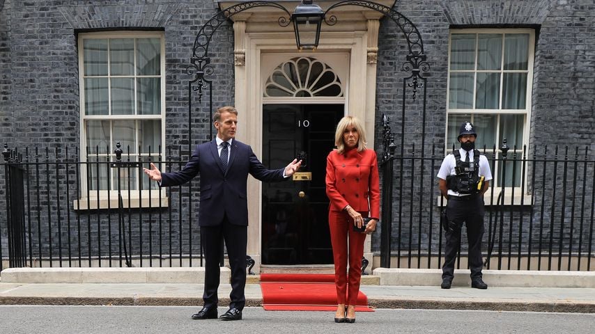 Emmanuel Macron und Brigitte Macron vor 10 Downing Street in London nach einem Treffen mit dem britischen Premierminister