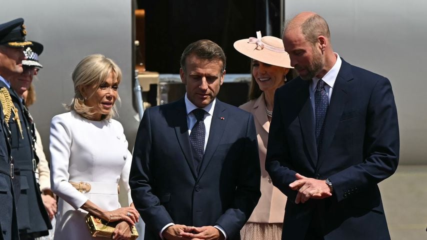 Emmanuel und Brigitte Macron werden bei ihrer Ankunft in der RAF Northolt von Prinz William und Prin