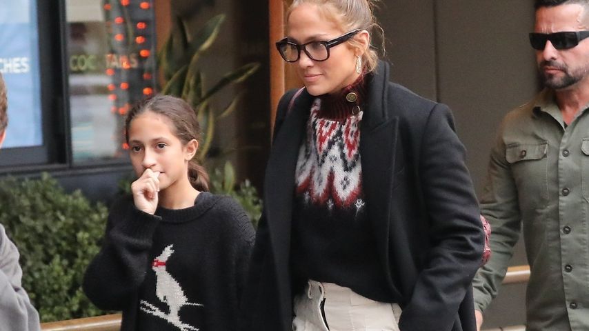 Jennifer Lopez und Tochter Emme bummeln in Weihnachtspullis