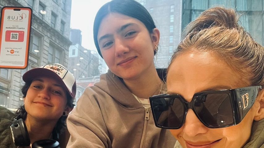 Emme Maribel Muñiz, eine Freundin und Jennifer Lopez im März 2023