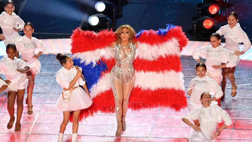 Jennifer Lopez und ihre Tochter Emme Maribel beim Super Bowl