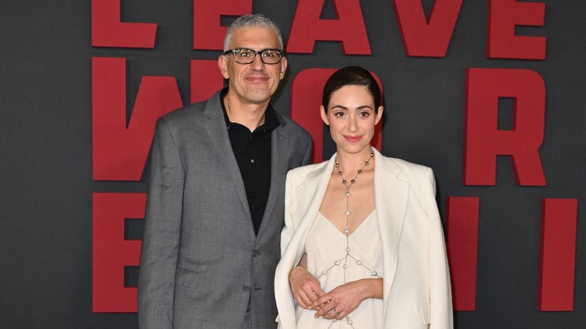 Emmy Rossum und Sam Esmail bei der Premiere von "Leave The World Behind" im Paris Theater in New York City am 4. Dezember 2023