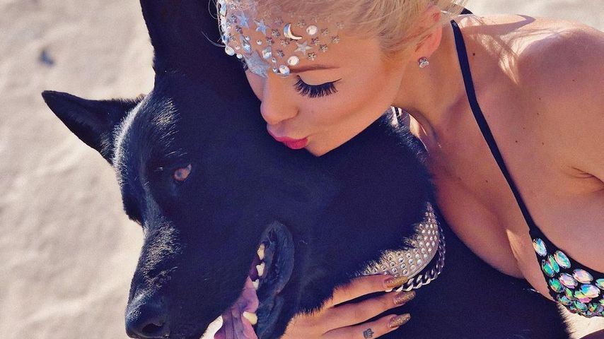 Emmy Russ mit ihrem Hund, 2019
