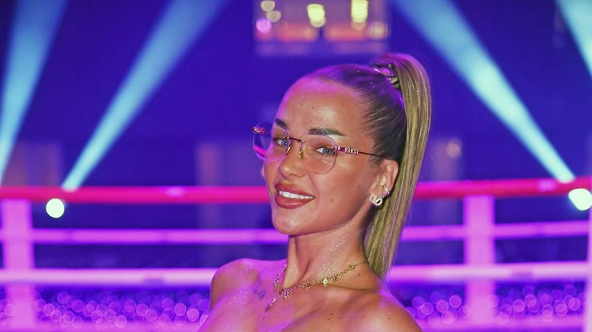 In seinem Shirt: Emmy Russ feuert Aleks bei Fame Fighting an