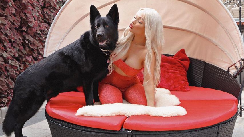 Emmy Russ mit ihrem Hund Bonito