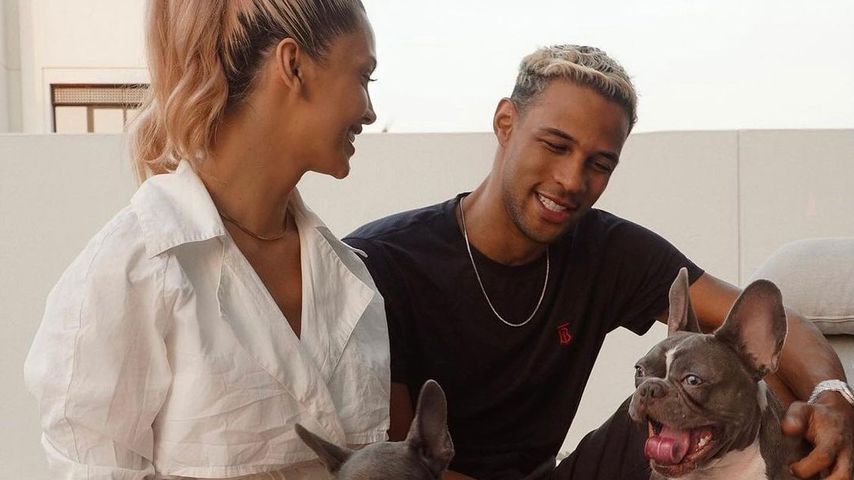 Enisa Bukvic und Simon Desue mit ihren Hunden Sydney und Charlie