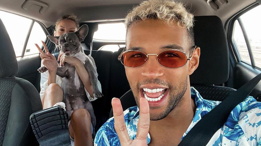 Enisa Bukvic und Simon Desue mit einem ihrer Hunde, 2020