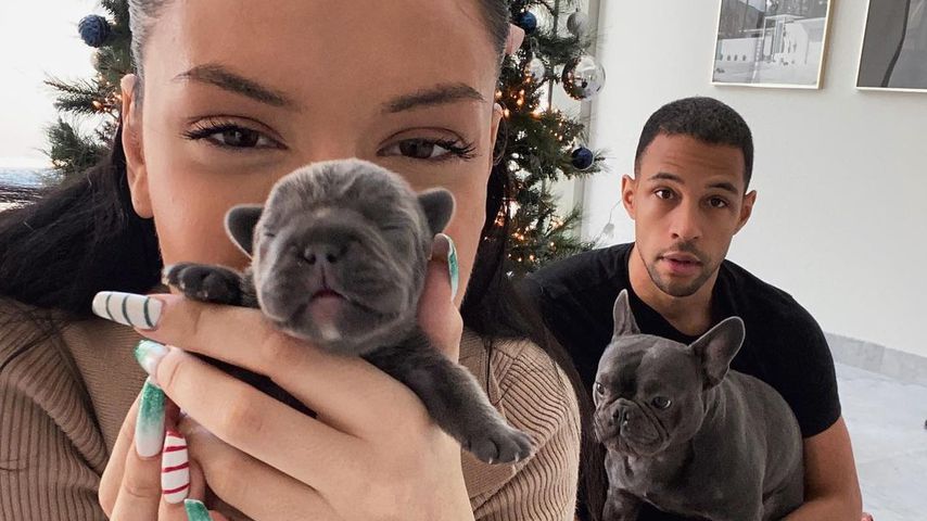 Enisa Bukvic und Simon Desue mit ihren Hunden, Dezember 2021