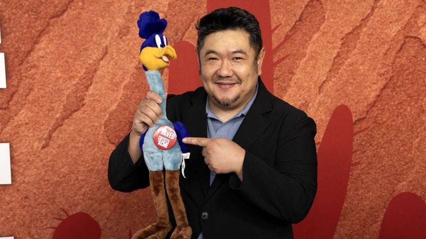 Eric Bauza mit einem Plüsch-Road-Runner bei der Premiere von "Coyote vs. Acme" in Los Angeles