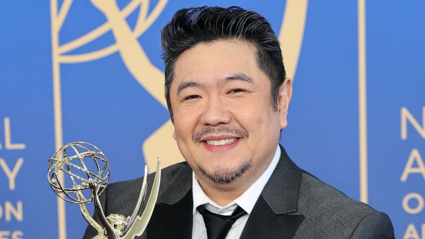 Eric Bauza mit seinem Emmy für "Teen Titans Go!" bei den Children's and Family Emmy Awards in Los Angeles