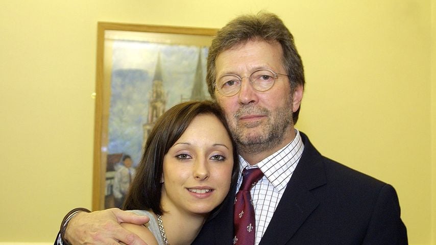Eric Clapton und seine Tochter Ruth in der Sporthalle der Birkdale School in Sheffield, 18. März 2003