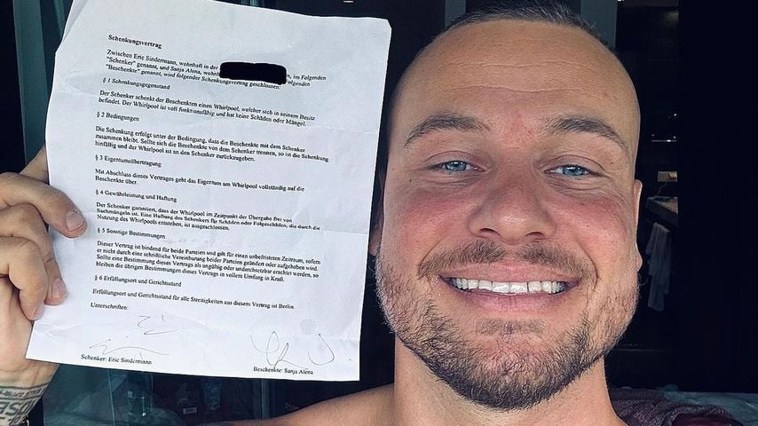 Eric Sindermann mit dem Schenkungsvertrag für Sanjas Whirlpool