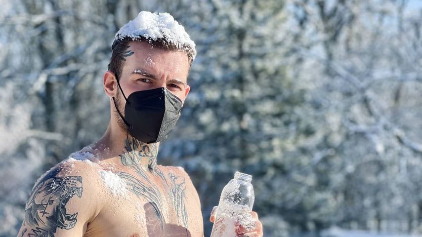 "Immunsystem stärken": Eric Stehfest halbnackt im Schnee