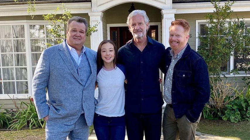 Eric Stonestreet mit seiner Serienfamilie und einem Crew-Mitglied