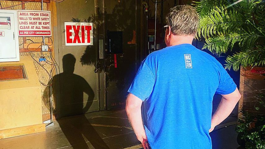 Eric Stonestreet am Set-Eingang von "Modern Family"