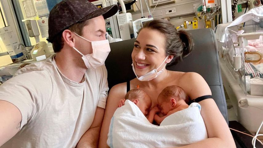 Erik Stocklin, Colleen Ballinger und ihre Zwillinge im November 2021