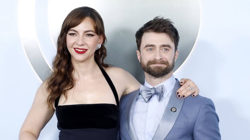 Erin Darke und Daniel Radcliffe auf dem roten Teppich bei den Tony Awards 2026 in New York City